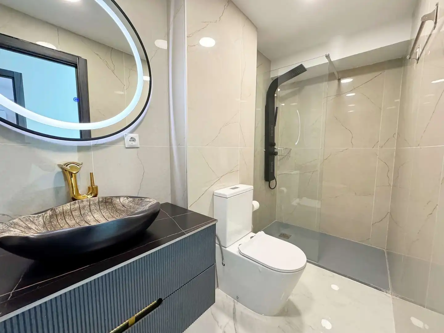 Baño de Piso en venta en Alicante / Alacant con Aire acondicionado, Terraza y Trastero