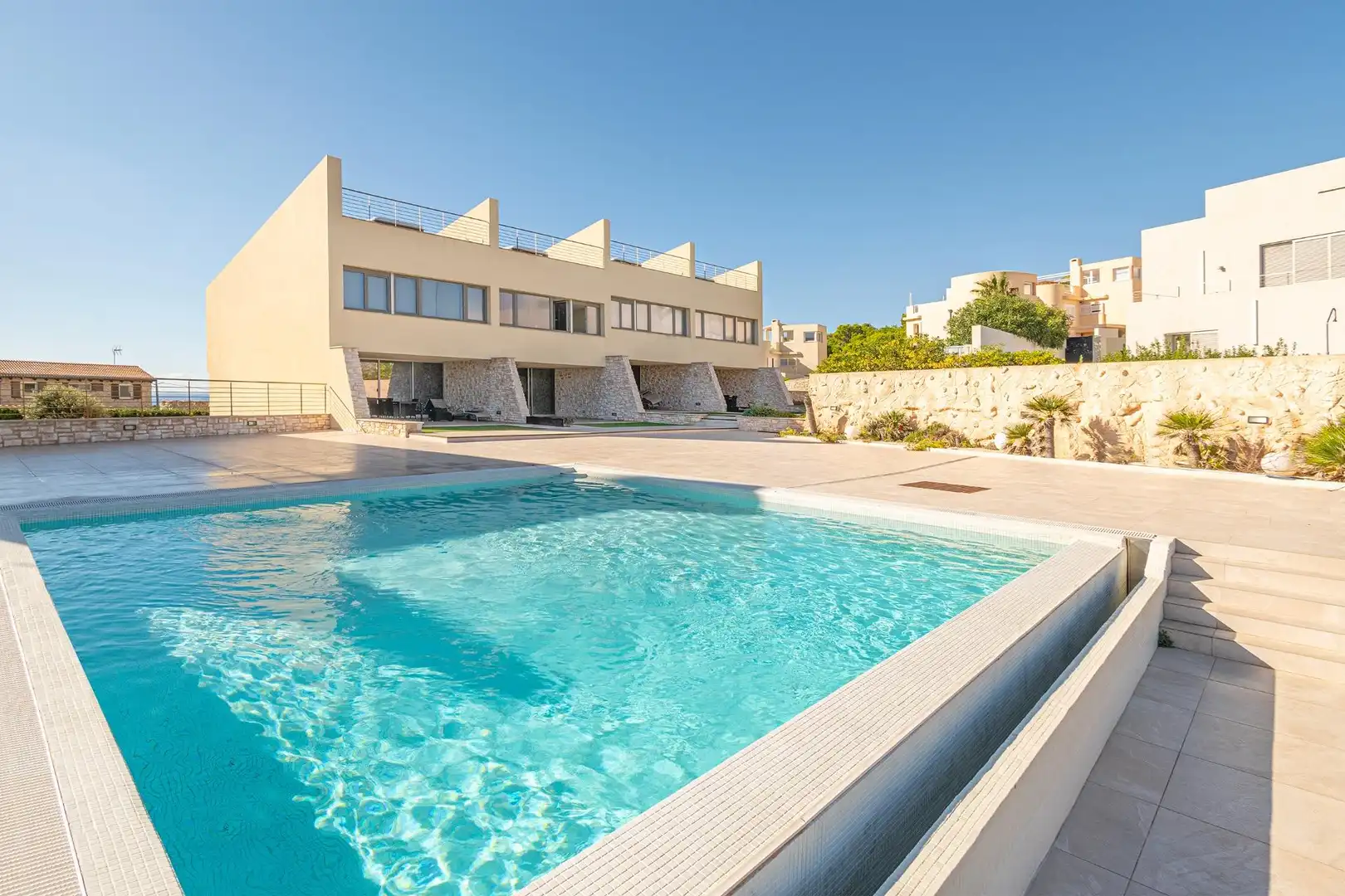 Schwimmbecken von Einfamilien-Reihenhaus zum Verkauf in Capdepera mit Klimaanlage, Privatgarten und Terrasse