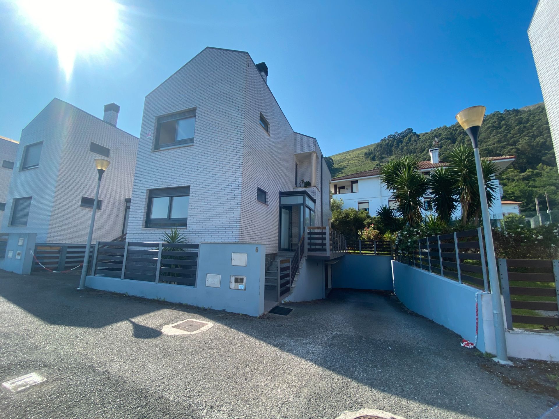 Vista exterior de Casa o xalet en venda en Castro-Urdiales amb Jardí privat, Terrassa i Traster