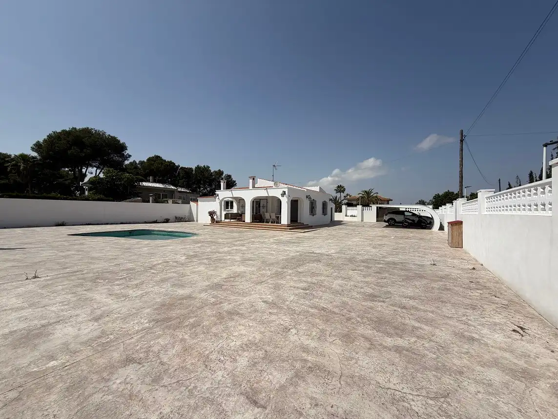 Vista exterior de Casa o xalet en venda en Santa Pola amb Aire condicionat, Jardí privat i Piscina