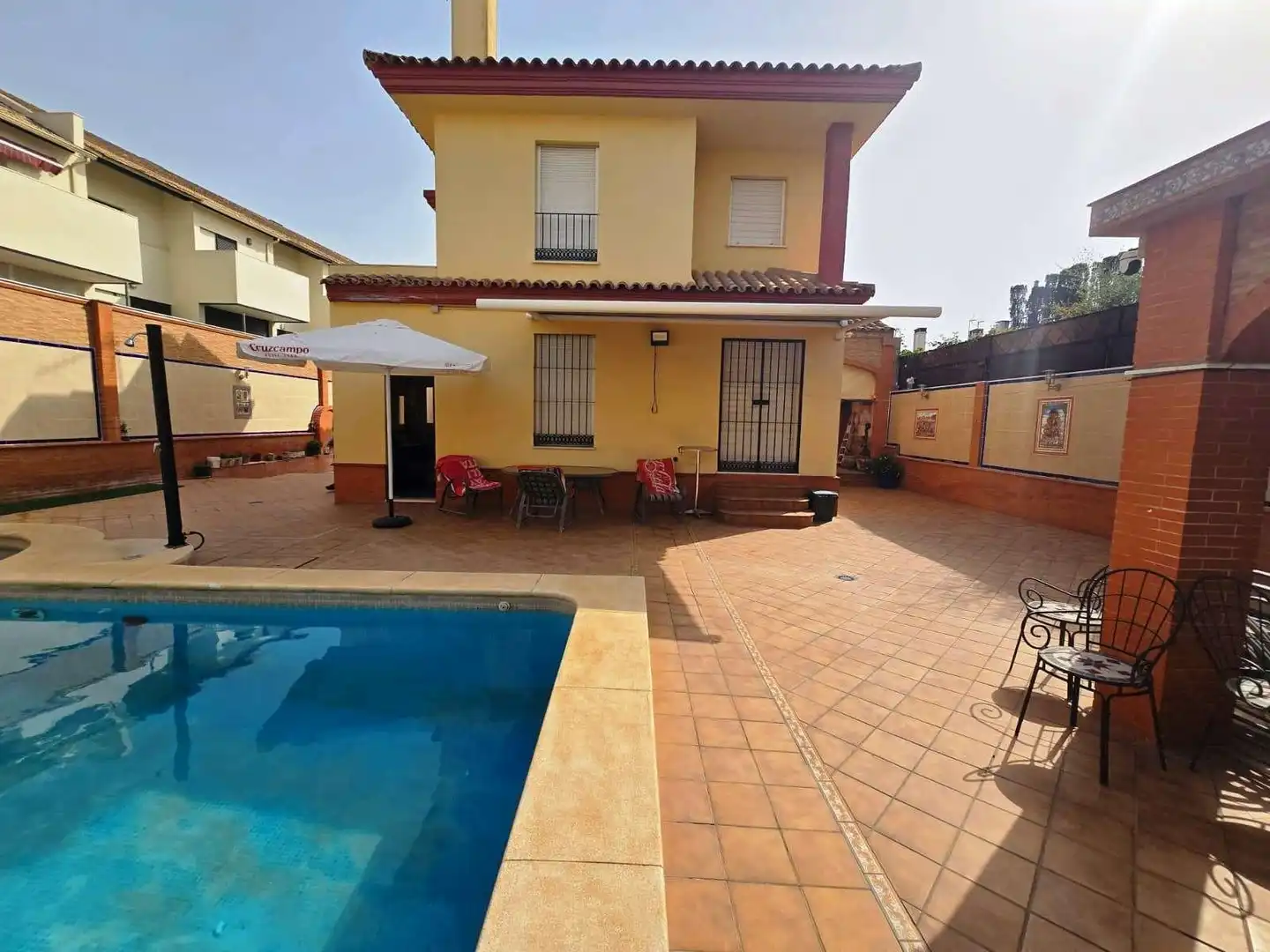 Vista exterior de Casa o xalet en venda en Bormujos amb Aire condicionat i Piscina