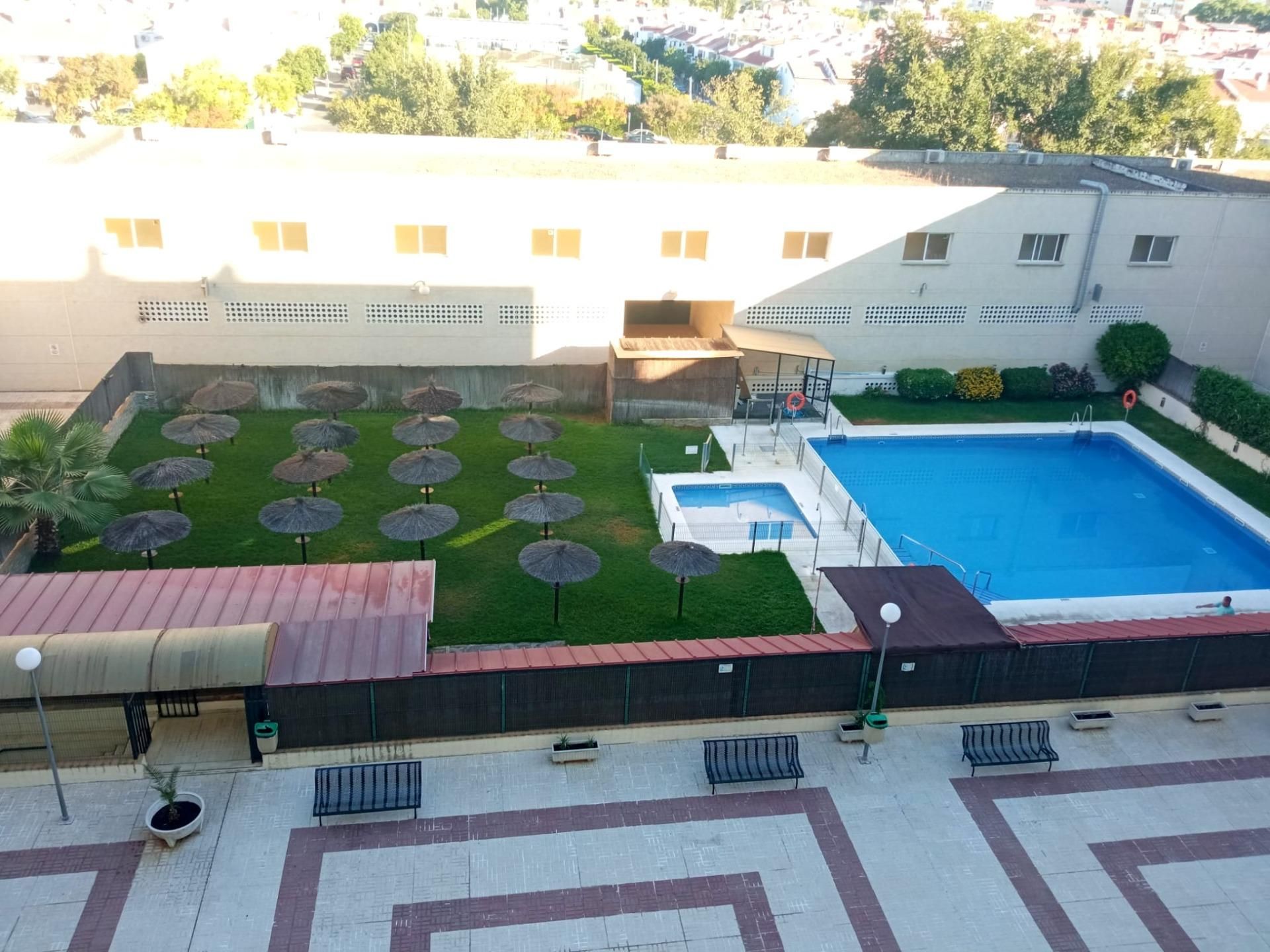 Swimming pool of Flat to rent in  Sevilla Capital  with Air Conditioner, Terrace and Community pool