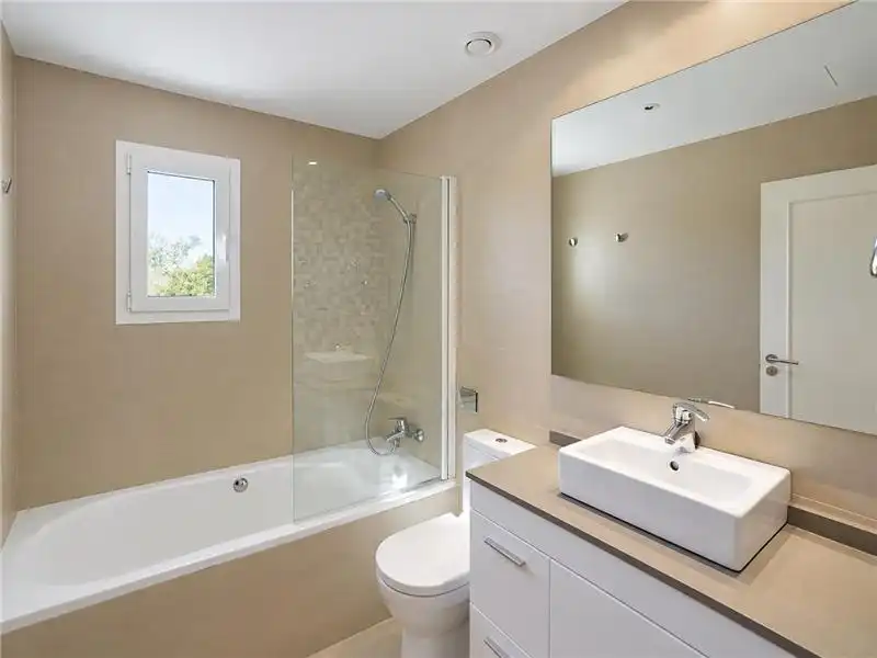 Baño de Piso de alquiler en  Palma de Mallorca con Aire acondicionado, Terraza y Piscina comunitaria