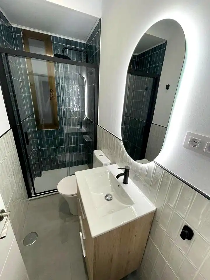 Bany de Apartament de lloguer en Madrid amb Aire condicionat, Calefacció i Terrassa