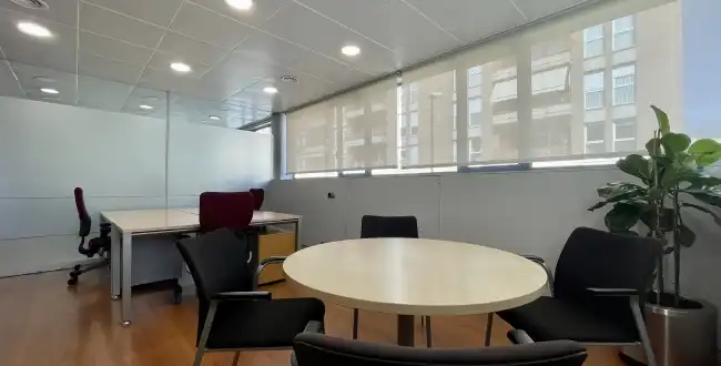 Büro zur Miete in Girona mit Klimaanlage, Heizung und Balkon