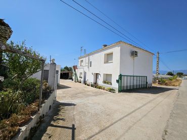 Casa rústica amb jardí en venda a Urbanitzacions