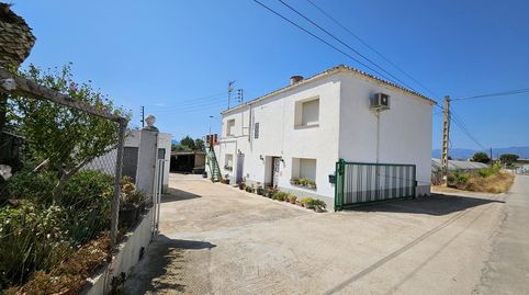 Finca de 6.000 M2, plana y vallada con casa unifamiliar y otros anexos de 262 M2