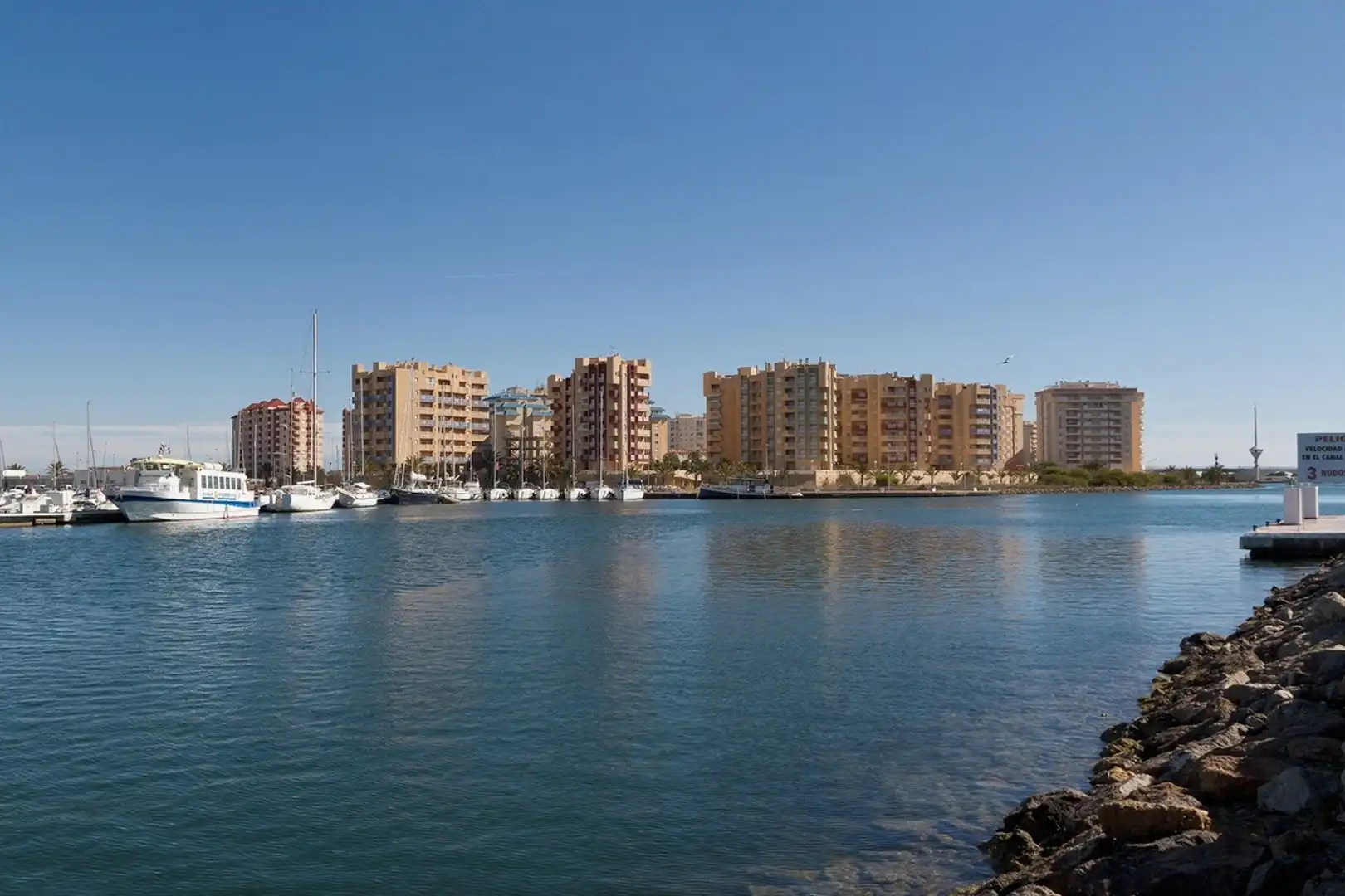 Vista exterior de Piso en venta en La Manga del Mar Menor con Aire acondicionado, Calefacción y Jardín privado
