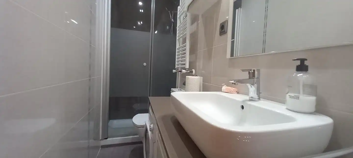 Bathroom of Flat for sale in Madrid