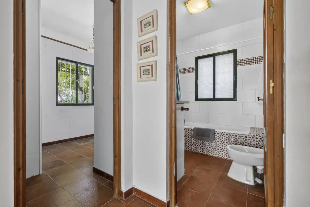 Badezimmer von Haus oder Chalet zum Verkauf in Bollullos de la Mitación mit Klimaanlage, Heizung und Privatgarten