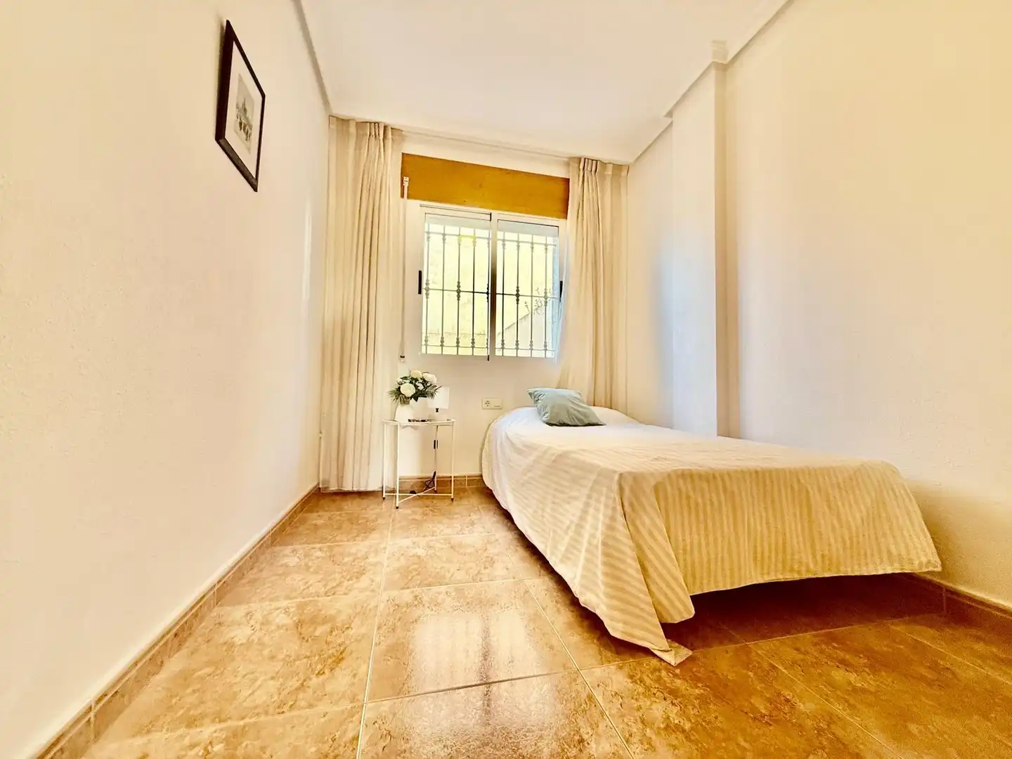 Habitación de Casa adosada en venta en Pilar de la Horadada con Aire acondicionado, Calefacción y Jardín privado