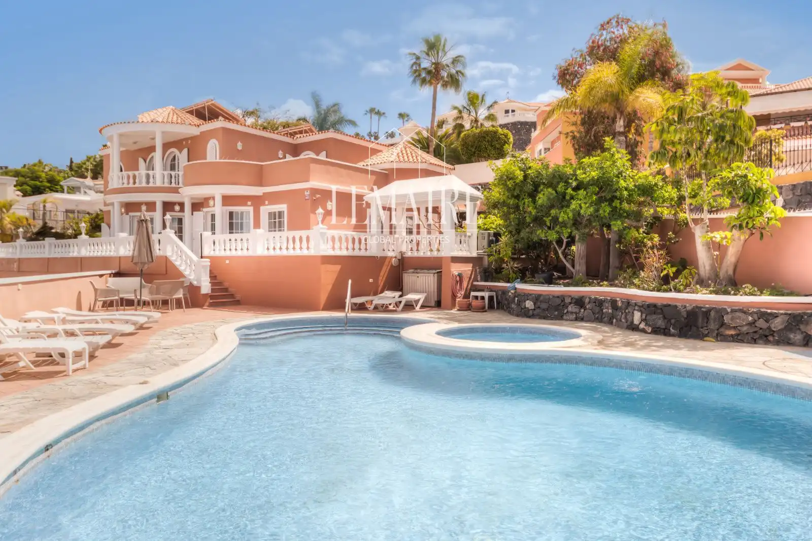 Villa mit Pool zum Verkauf in Suecia