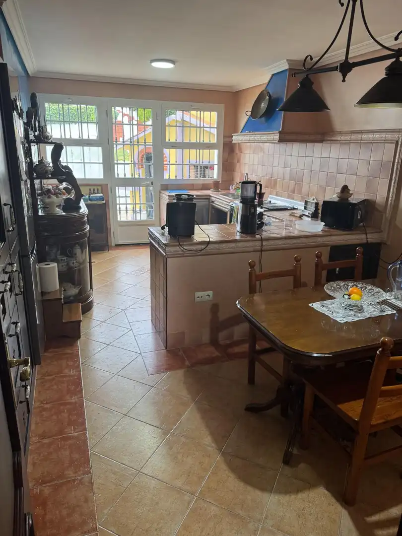 Cuina de Casa adosada en venda en Morón de la Frontera amb Aire condicionat, Jardí privat i Moblat