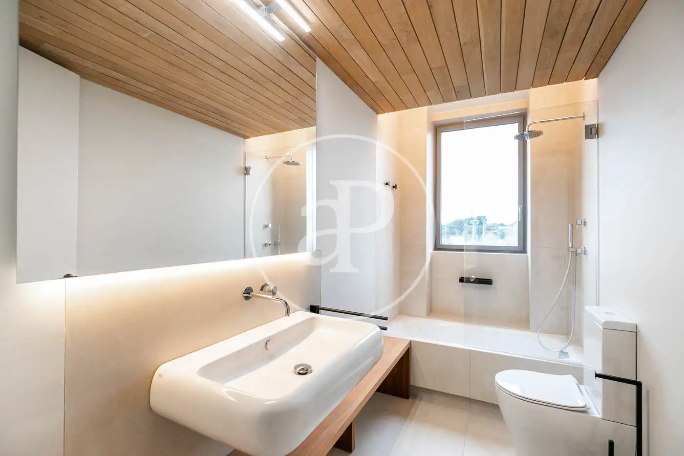 Badezimmer von Wohnung zur Miete in Barcelona mit Klimaanlage, Heizung und Privatgarten