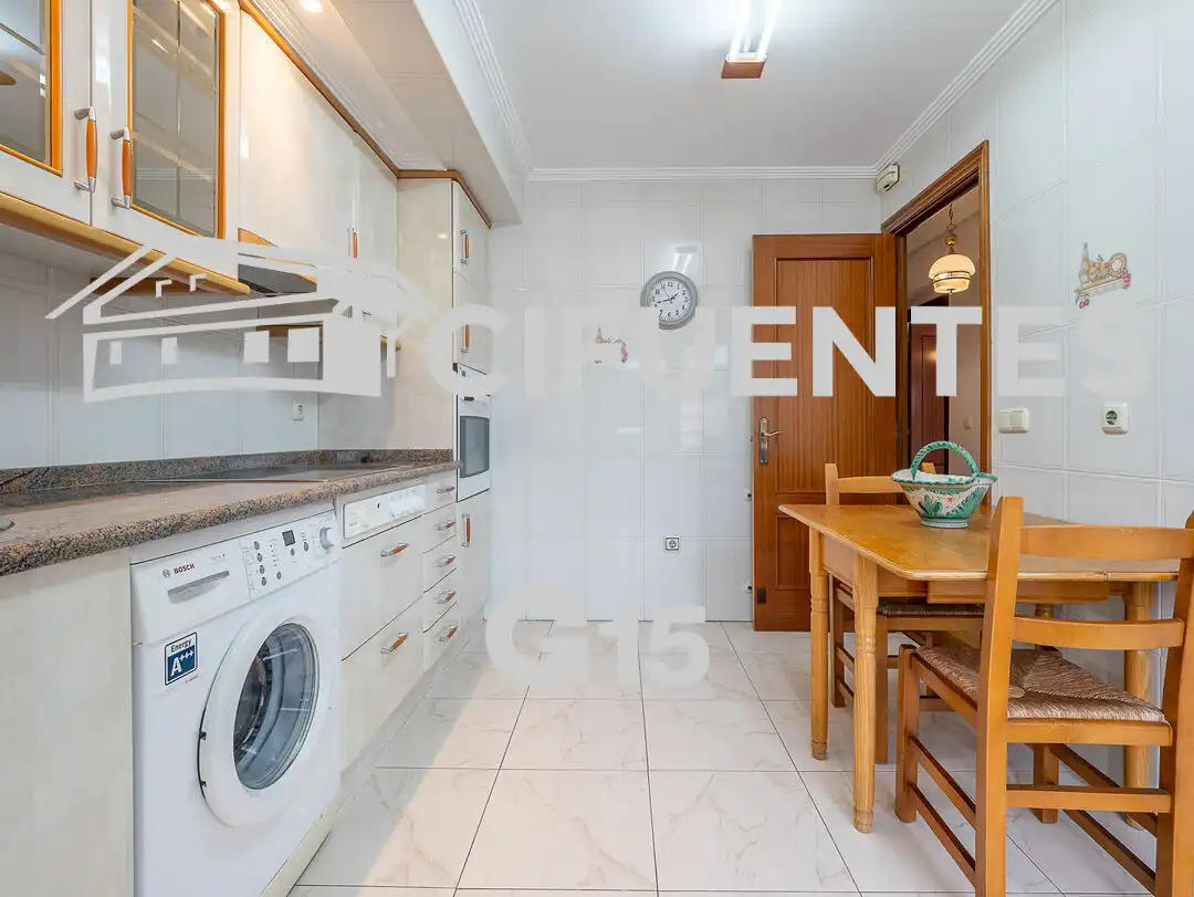Küche von Wohnung zum Verkauf in Usurbil mit Terrasse, Abstellraum und Balkon