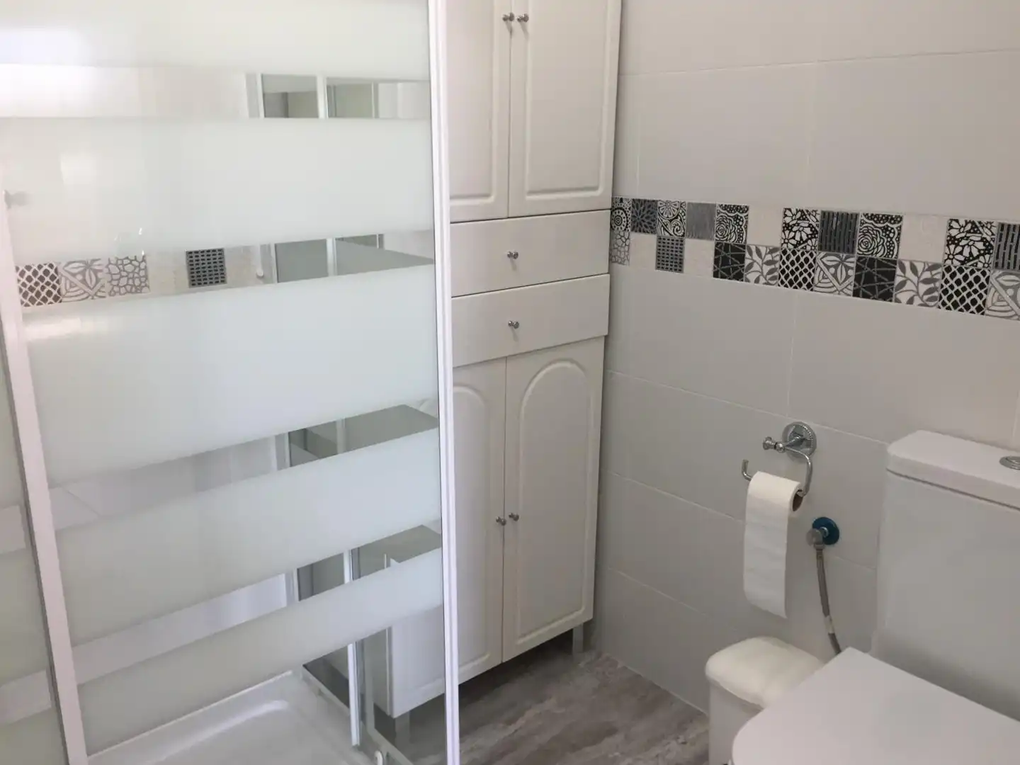 Baño de Piso de alquiler en El Portil con Jardín privado, Terraza y Piscina