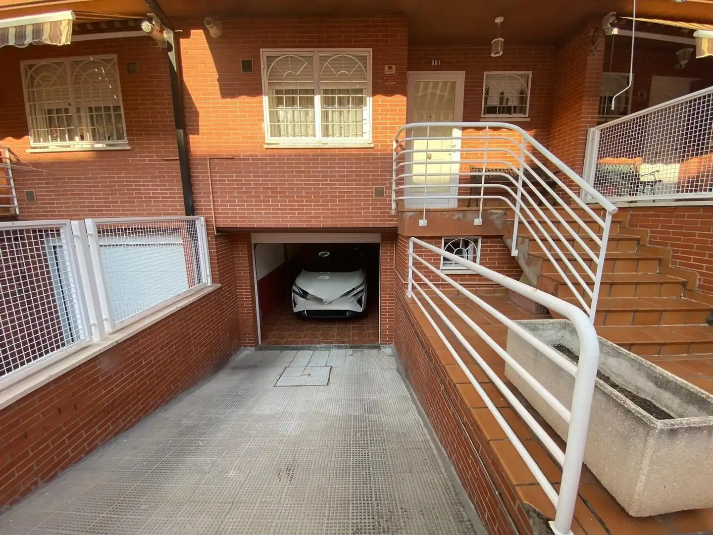 Aparcament de Casa adosada en venda en Alcalá de Henares amb Calefacció, Jardí privat i Traster