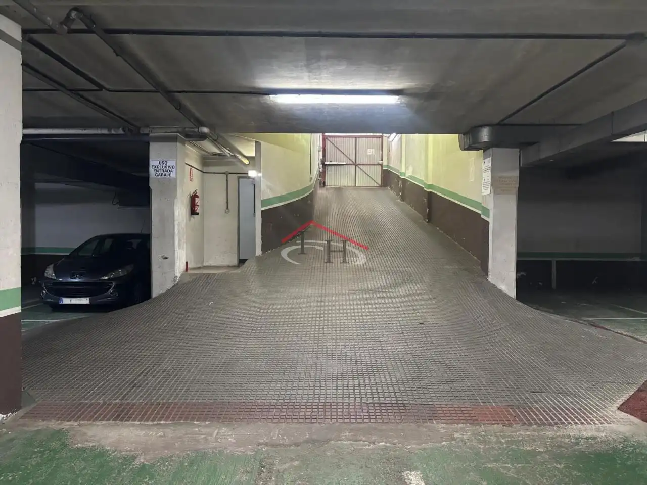 Parking de Piso en venta en León Capital  con Calefacción, Parquet y Terraza