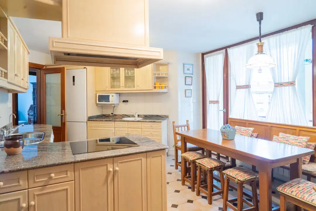 Cocina de Piso en venta en Cabezón de la Sal con Calefacción y Balcón