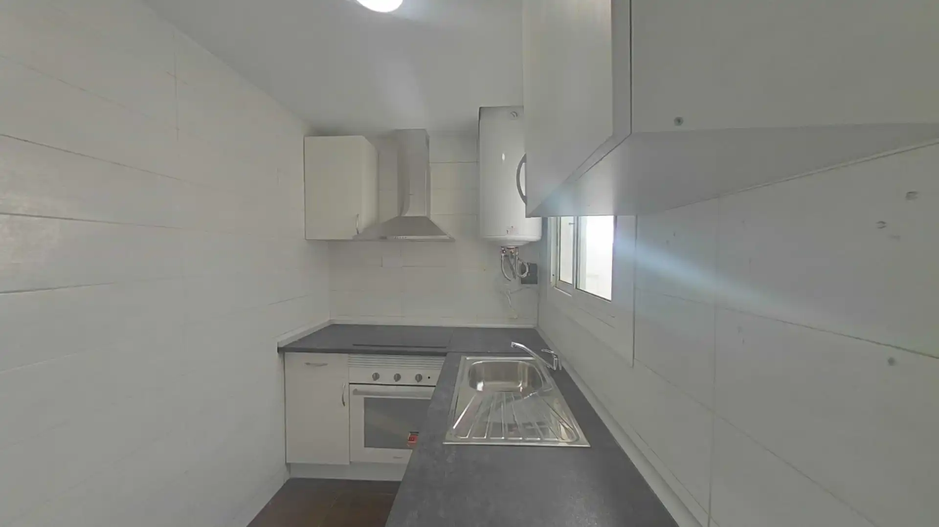 Cocina de Piso en venta en L'Hospitalet de Llobregat con Balcón