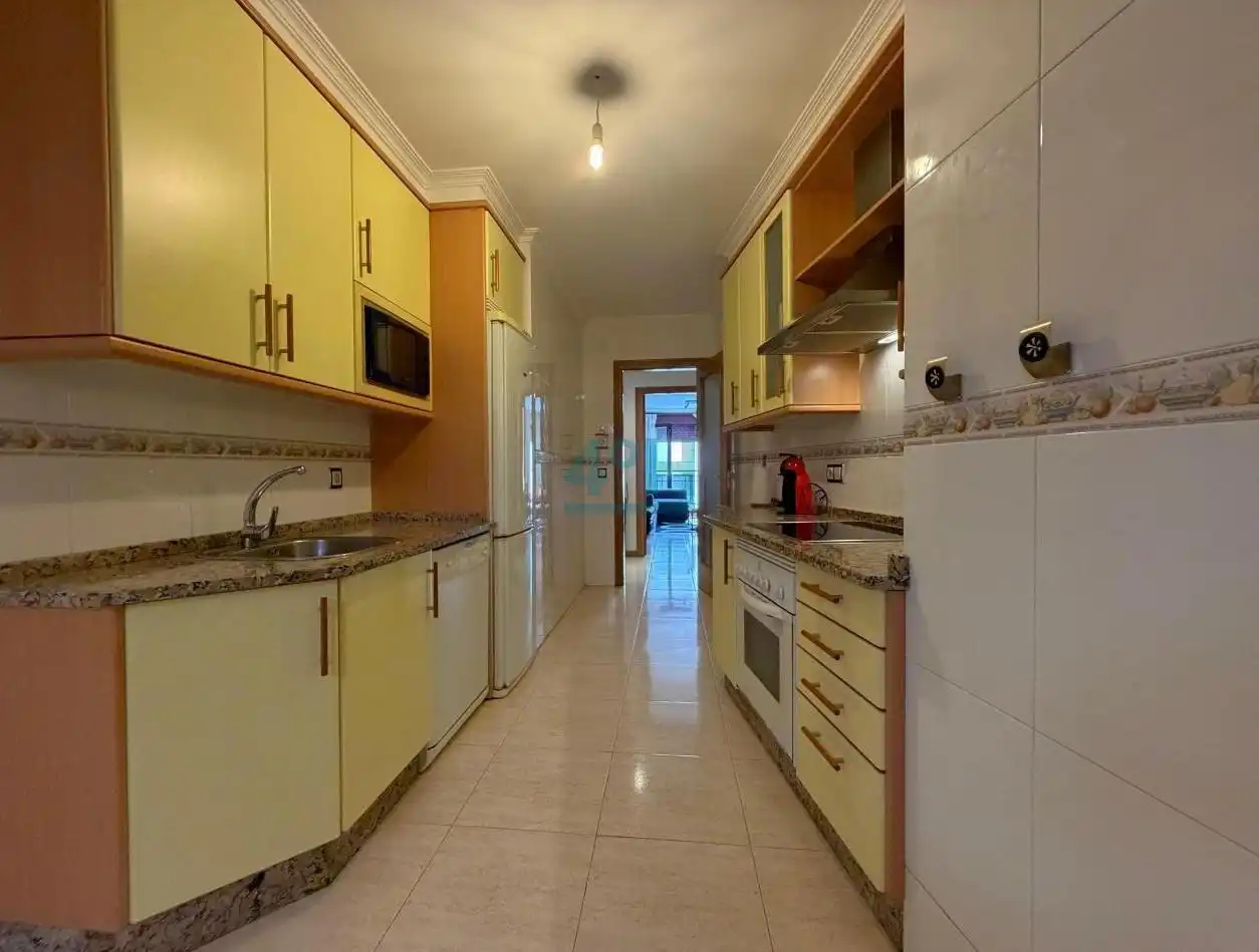 Cocina de Apartamento en venta en O Grove   con Calefacción, Terraza y Amueblado