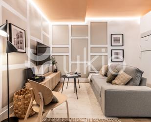 Sala d'estar de Apartament de lloguer en  Madrid Capital amb Aire condicionat, Calefacció i Moblat