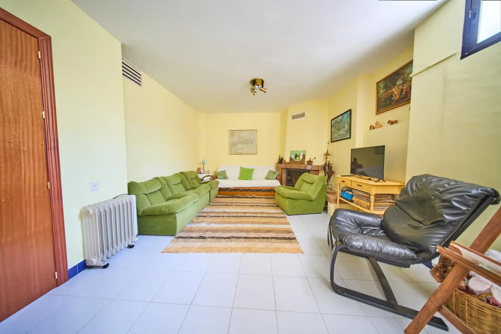 Sala d'estar de Casa adosada en venda en Órgiva amb Calefacció, Jardí privat i Terrassa