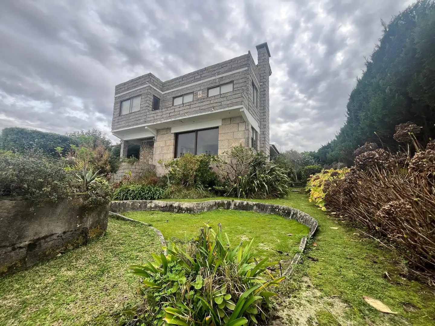 Vista exterior de Casa o xalet en venda en Vigo  amb Jardí privat, Terrassa i Traster