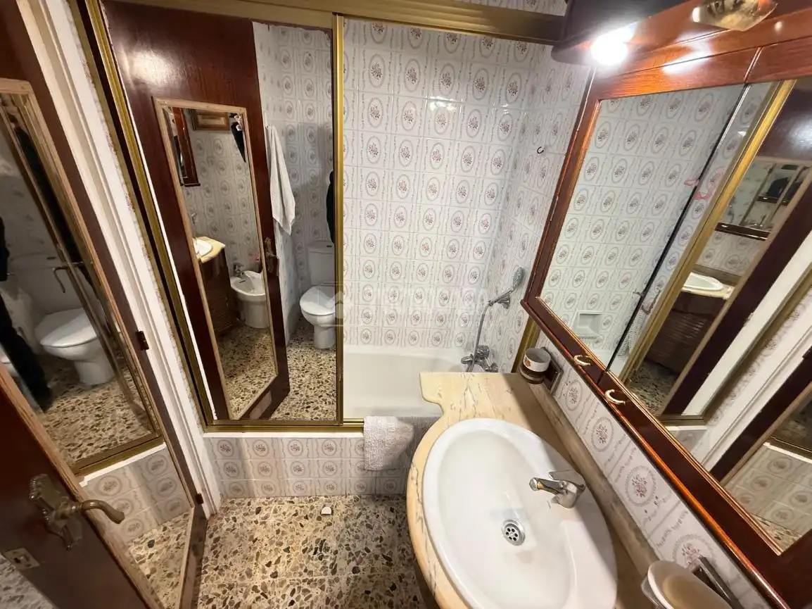 Baño de Piso en venta en Zaragoza con Calefacción, Trastero y Balcón
