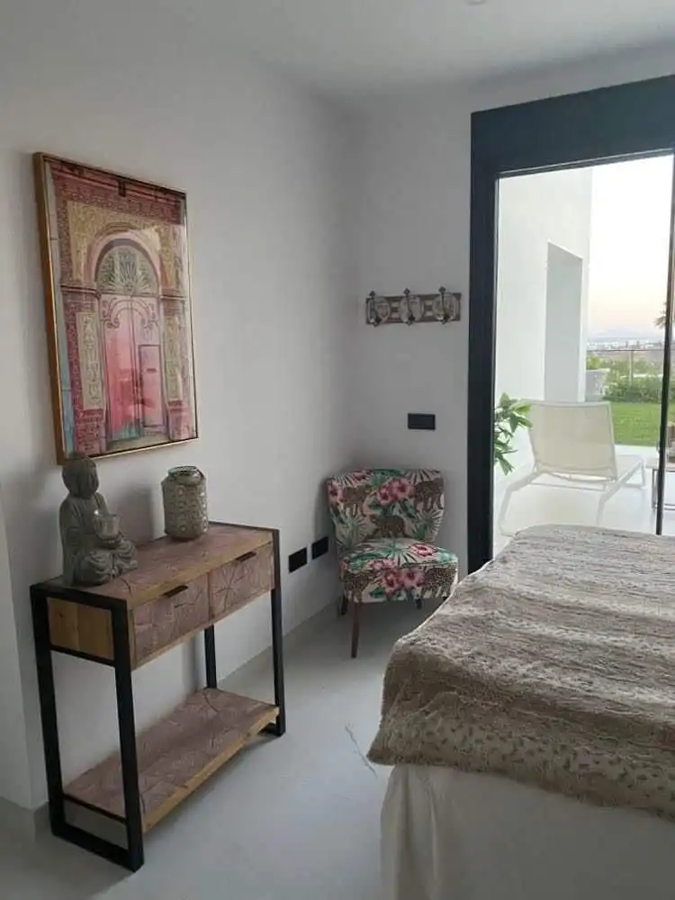 Dormitori de Pis de lloguer en Estepona amb Aire condicionat, Terrassa i Rentadora