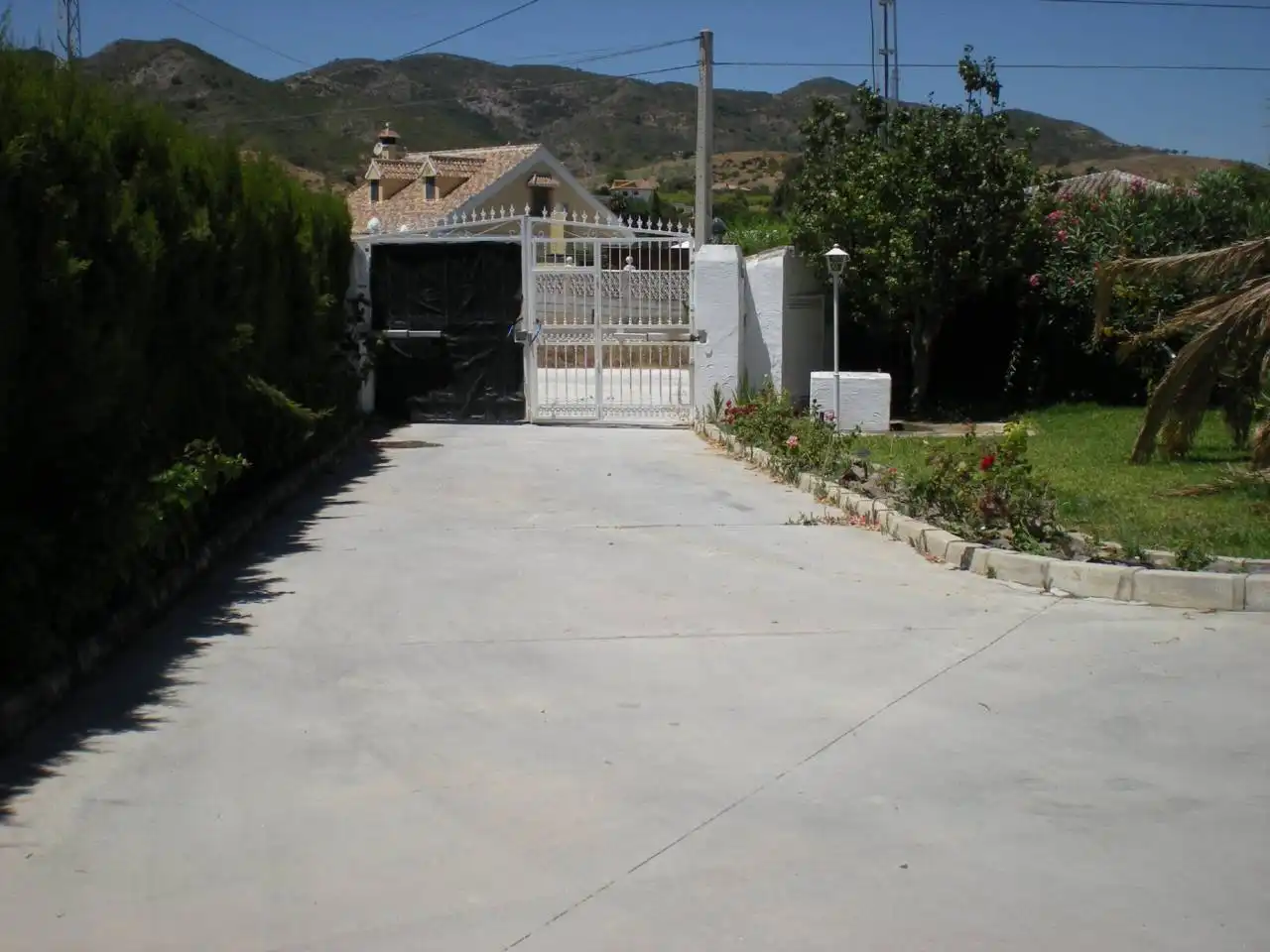 Vista exterior de Casa o xalet en venda en Alhaurín de la Torre amb Jardí privat, Terrassa i Moblat