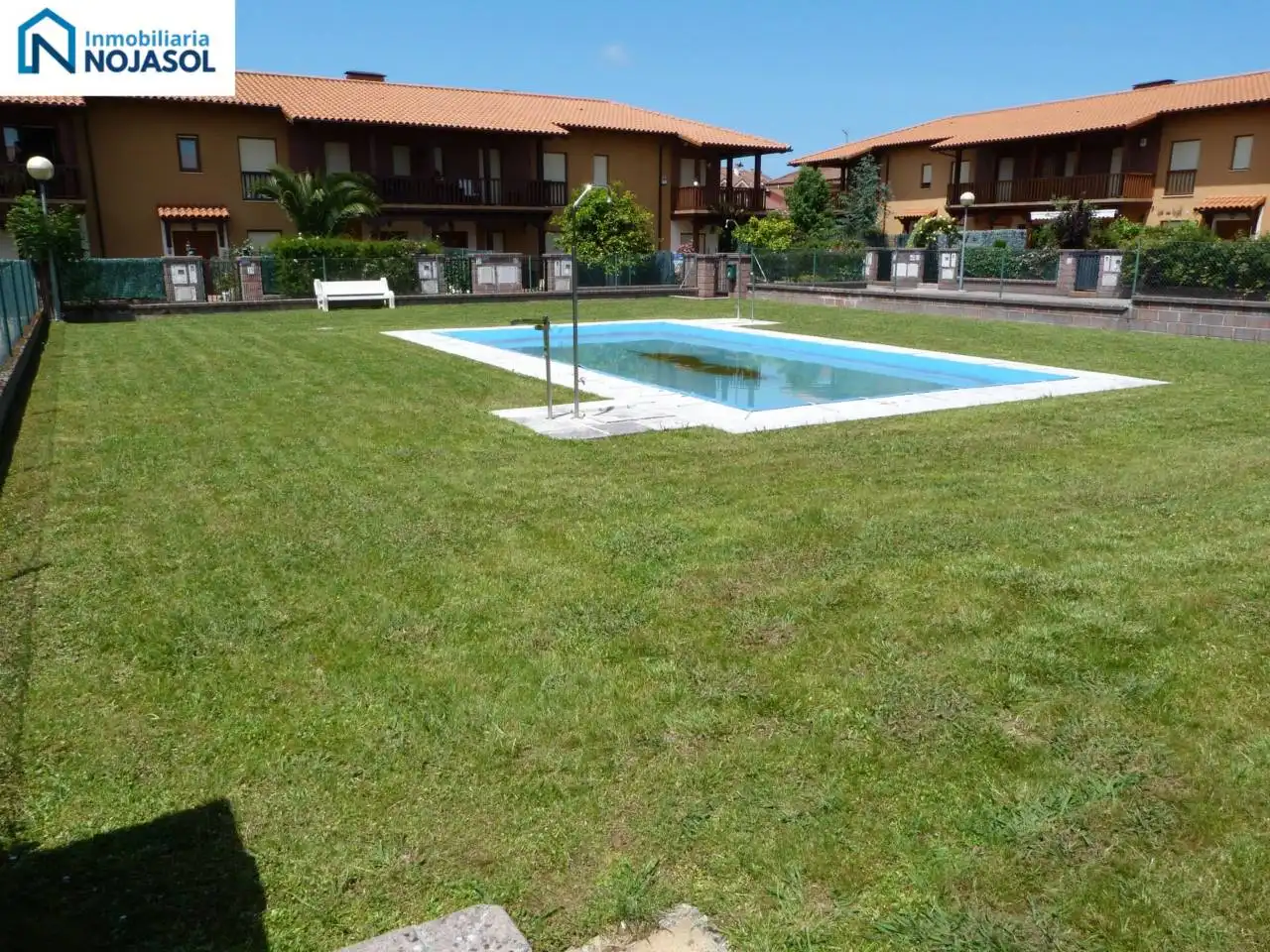 Schwimmbecken von Einfamilien-Reihenhaus zum Verkauf in Bareyo mit Heizung, Terrasse und Möbliert