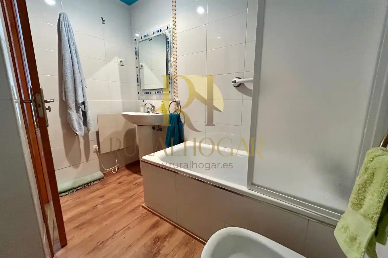 Bany de Apartament en venda en Puebla de Lillo amb Calefacció, Traster i Moblat