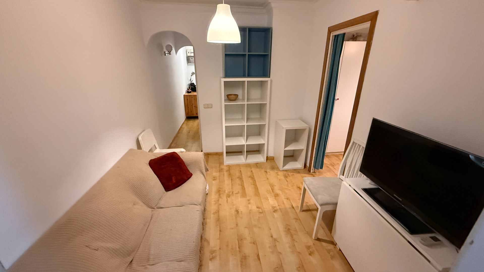 Sala d'estar de Pis en venda en L'Hospitalet de Llobregat amb Parquet i Moblat