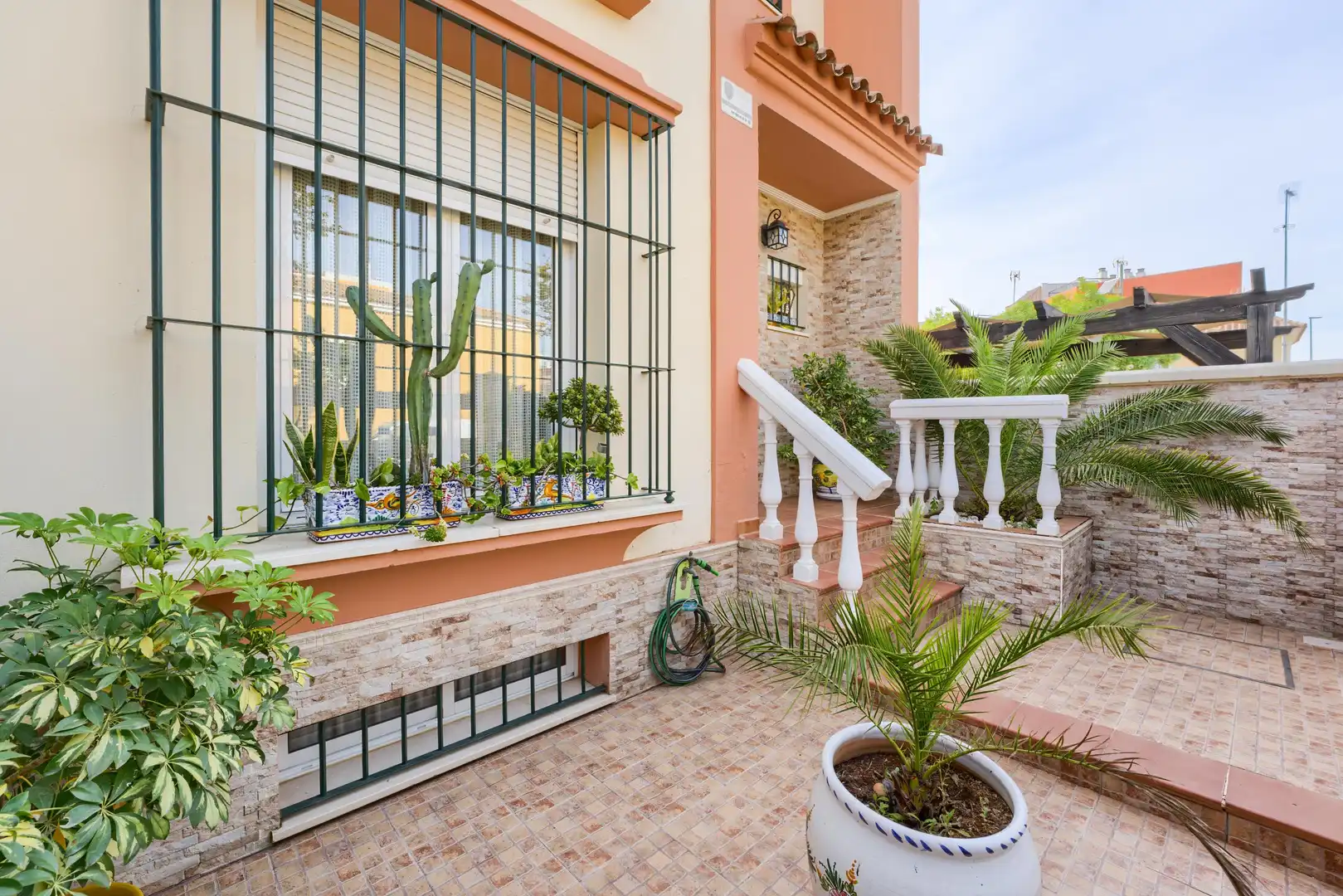 Vista exterior de Casa adosada en venta en Dos Hermanas
