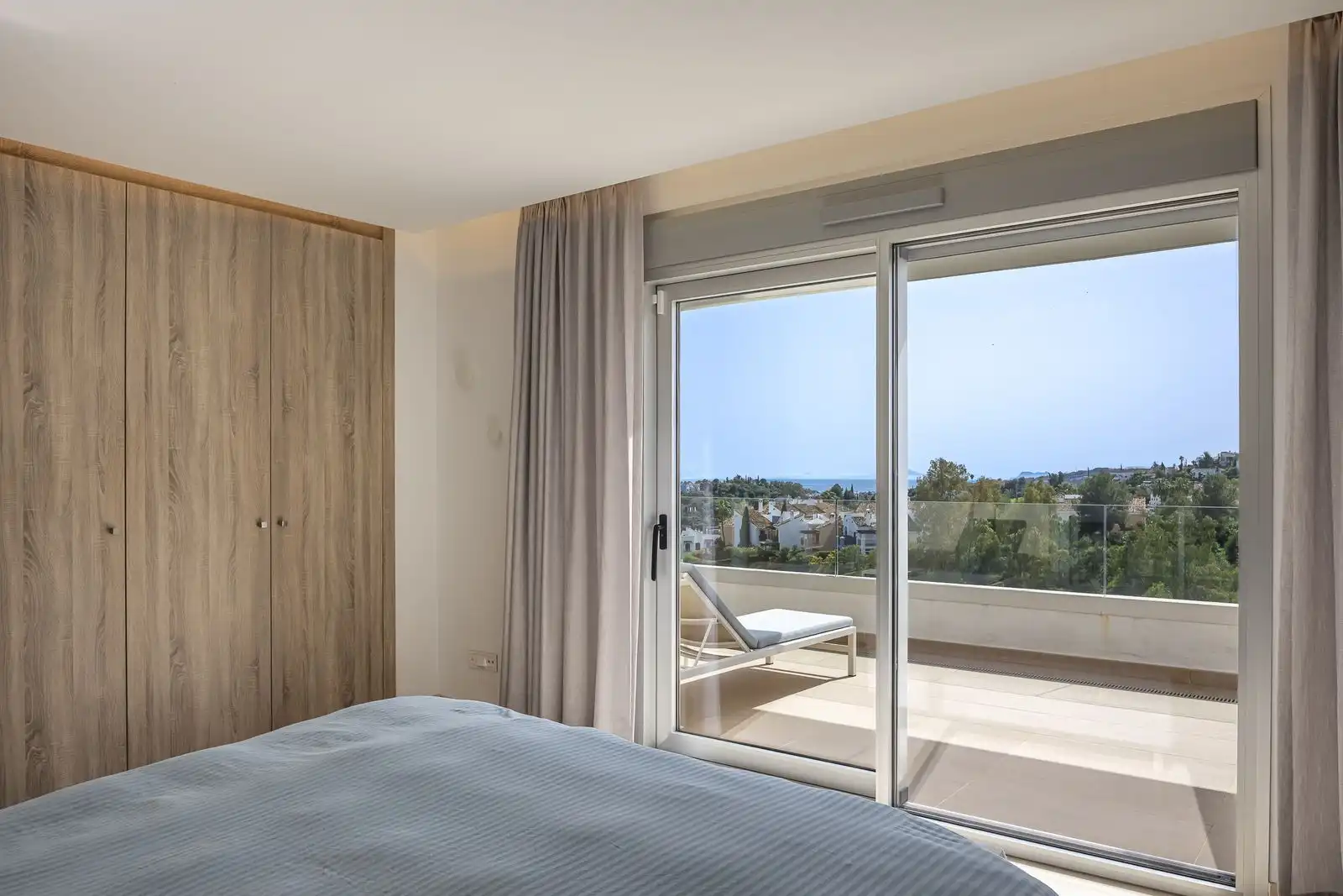 Habitación de Dúplex en venta en Benahavís con Aire acondicionado, Terraza y Trastero