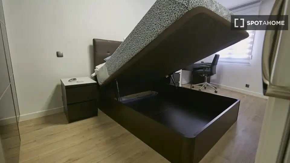 Bedroom of Flat for rent in Madrid  with Air Conditioner, Heating and Furnished