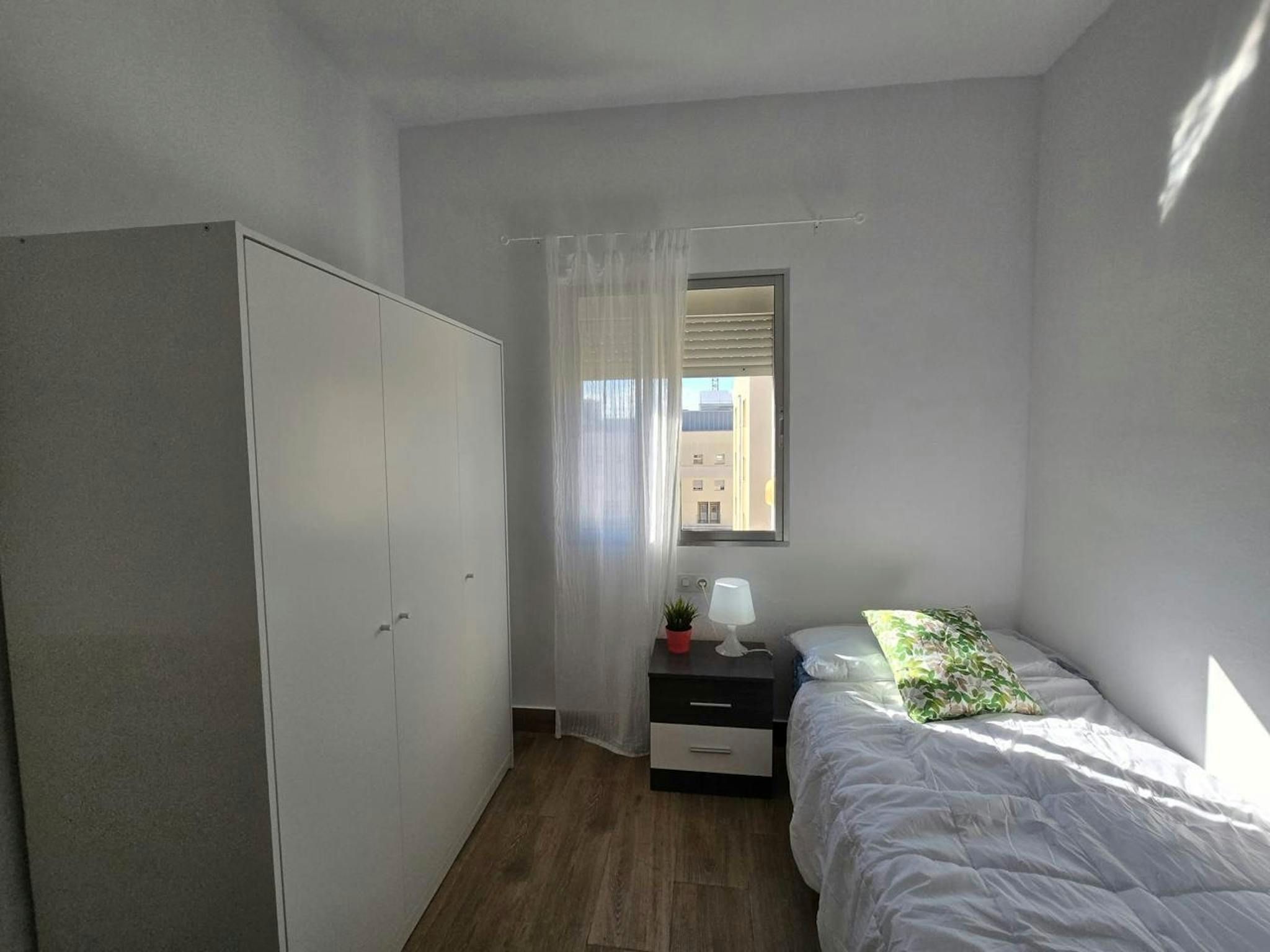 Dormitori de Pis per a compartir en  Sevilla Capital amb Aire condicionat, Calefacció i Moblat