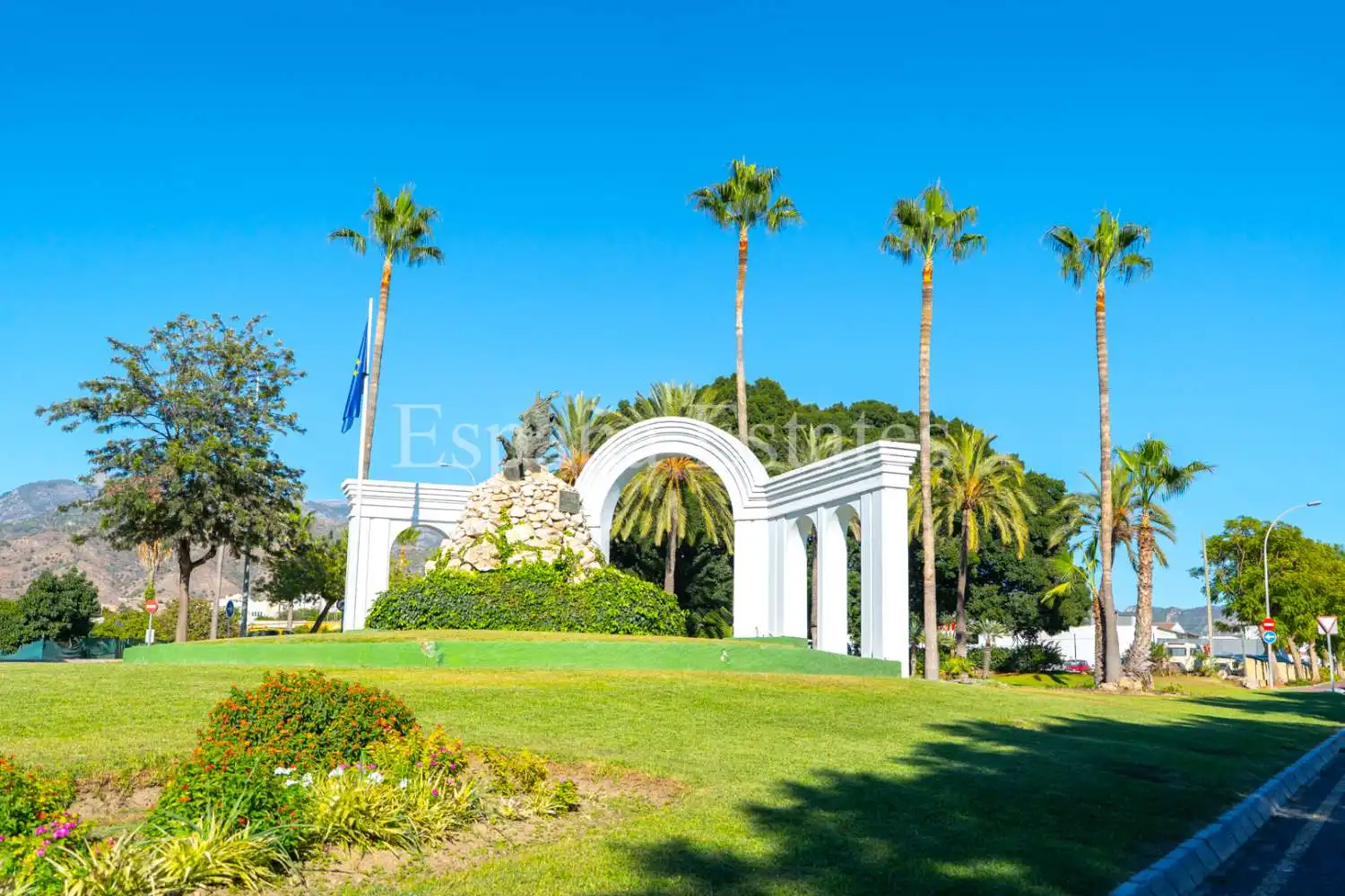 Vista exterior de Casa o chalet en venta en Nerja con Aire acondicionado, Piscina y Amueblado