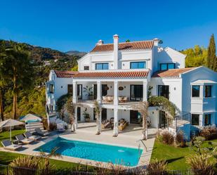 Vista exterior de Casa o xalet en venda en Benahavís amb Aire condicionat, Terrassa i Piscina