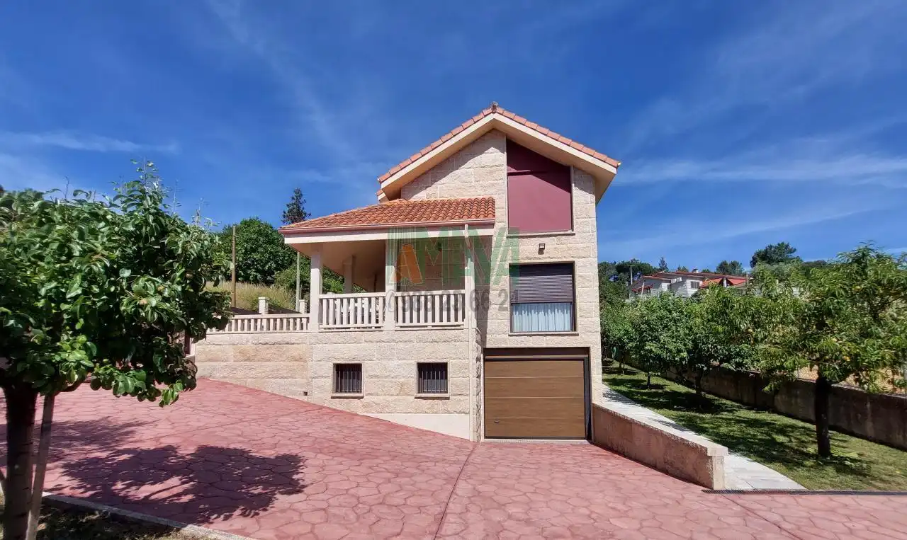 Vista exterior de Casa o xalet en venda en Barbadás amb Calefacció, Jardí privat i Terrassa