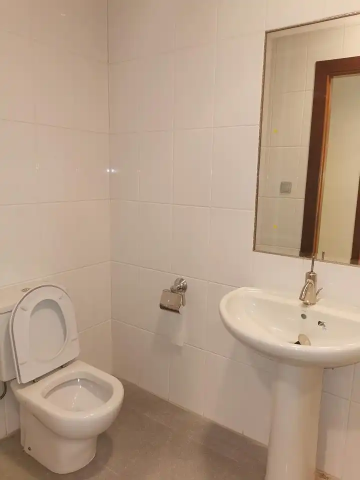 Badezimmer von Fabrikhallen zum Verkauf in Valtierra
