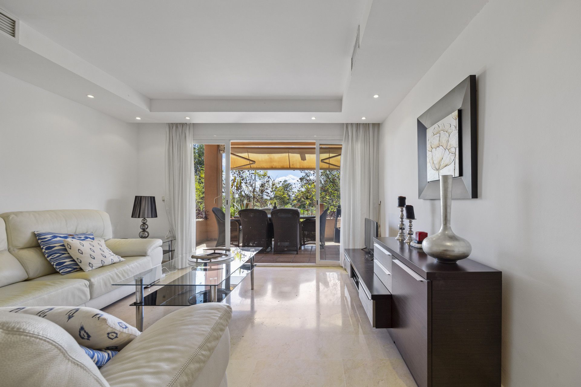 Living room of Apartment for sale in Marbella  with Air Conditioner, Terrace and Swimming Pool