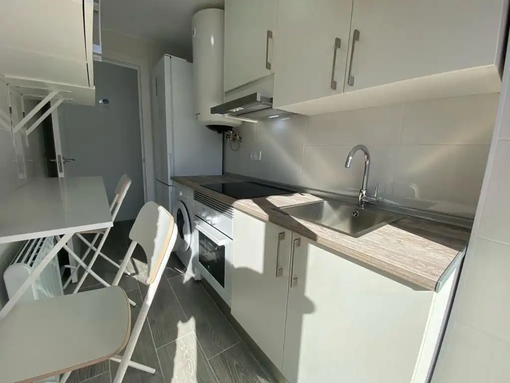 Room in Calle Encarnación Oviol, 43, Los Rosales