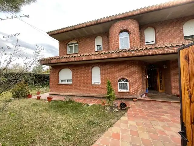 Vista exterior de Casa o xalet en venda en Valdemorillo amb Calefacció, Jardí privat i Terrassa