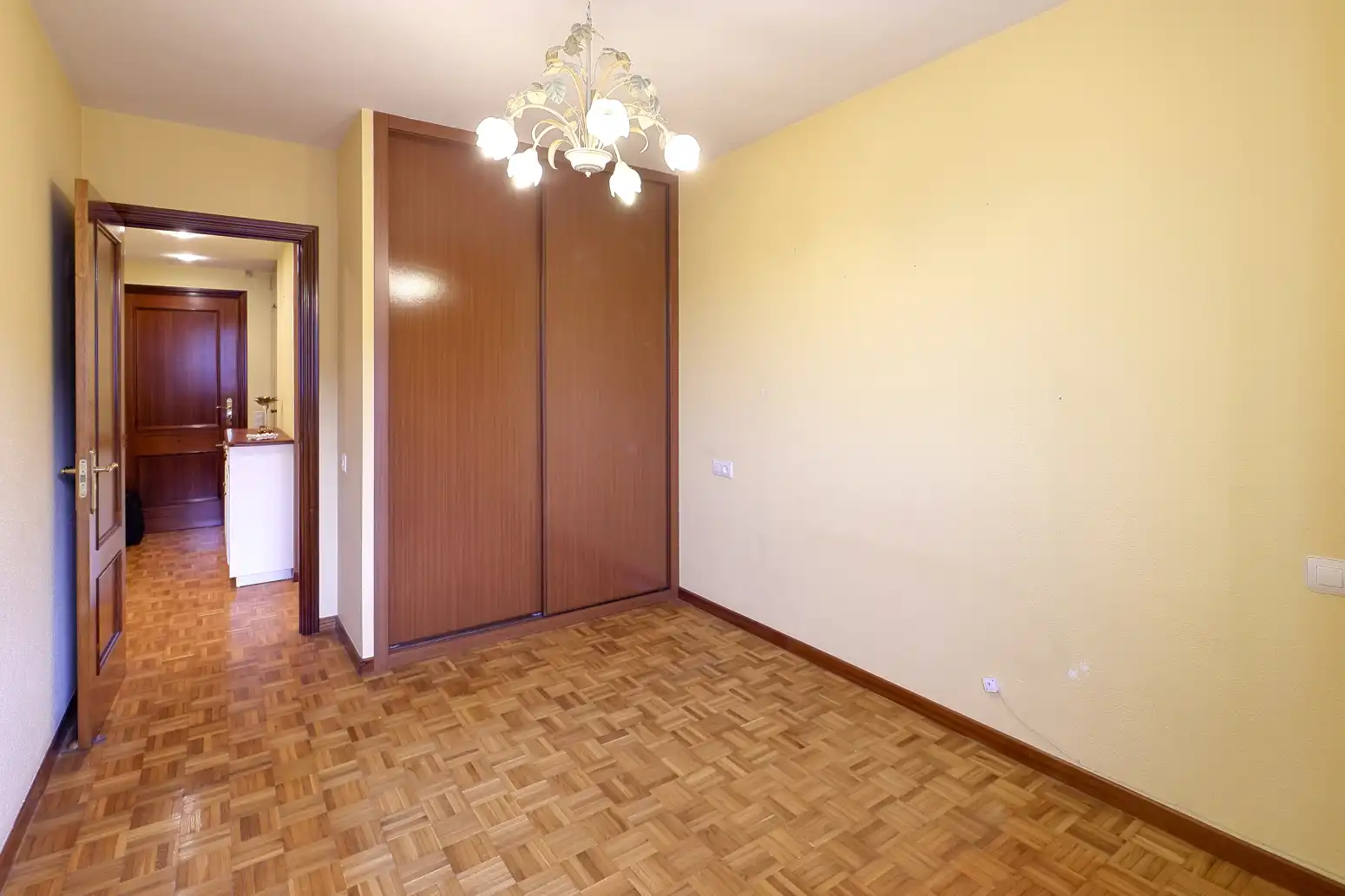 Dormitori de Pis en venda en Oviedo  amb Calefacció, Parquet i Traster