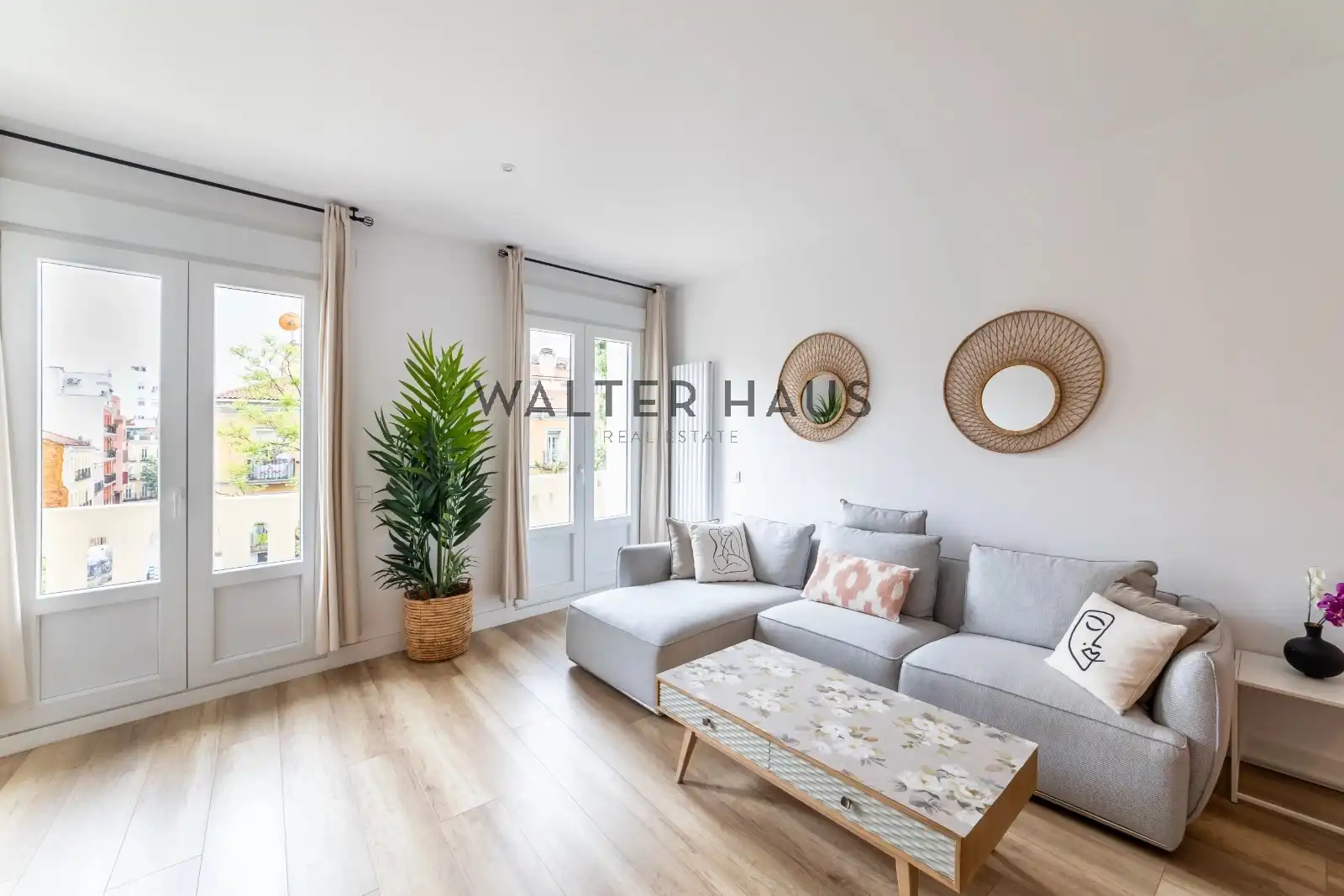 Living room of Flat for sale in Madrid  with Air Conditioner, Heating and Furnished