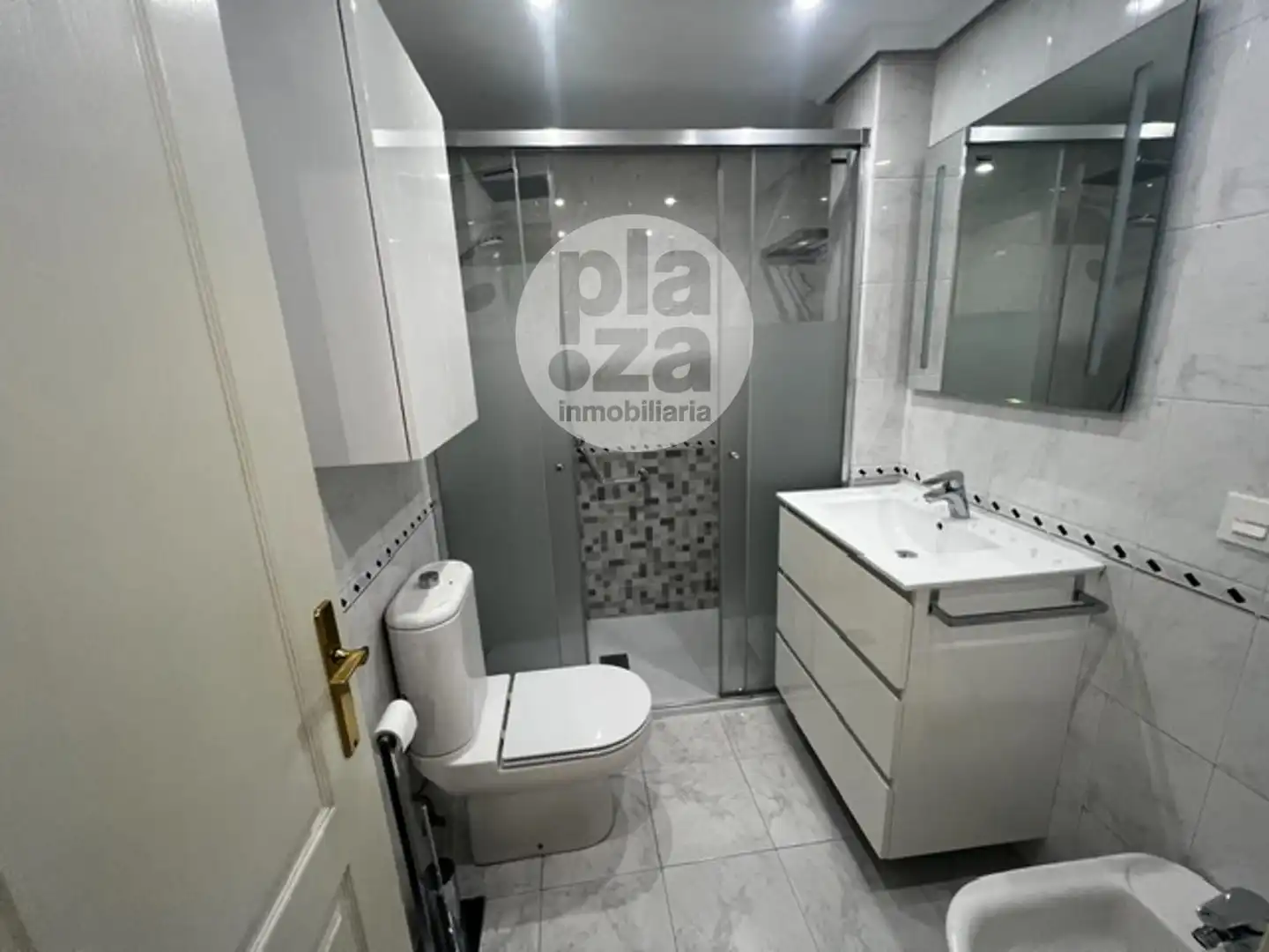 Baño de Piso de alquiler en Burgos con Calefacción, Terraza y Amueblado