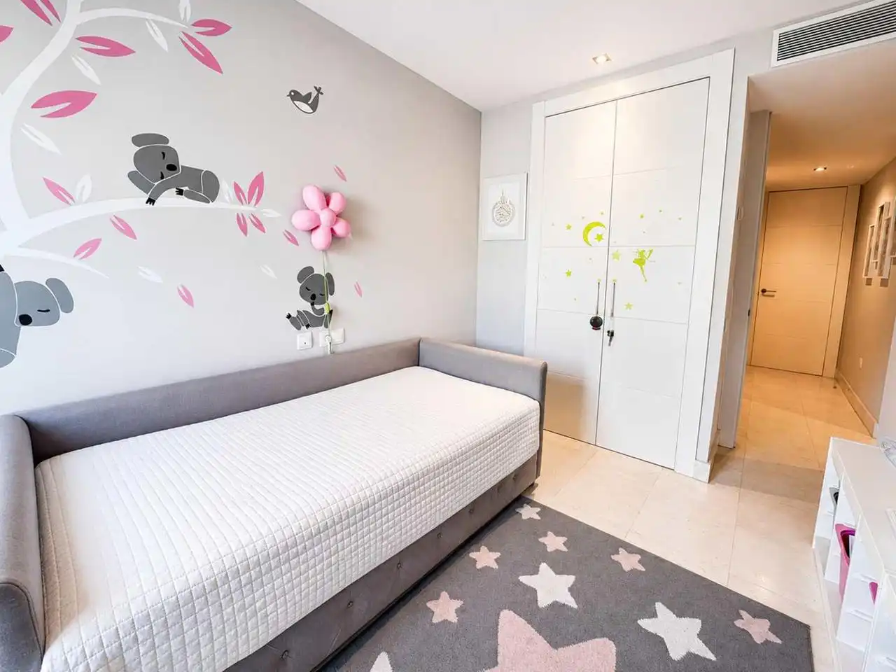 Schlafzimmer von Wohnungen zum Verkauf in Manilva mit Klimaanlage, Heizung und Terrasse