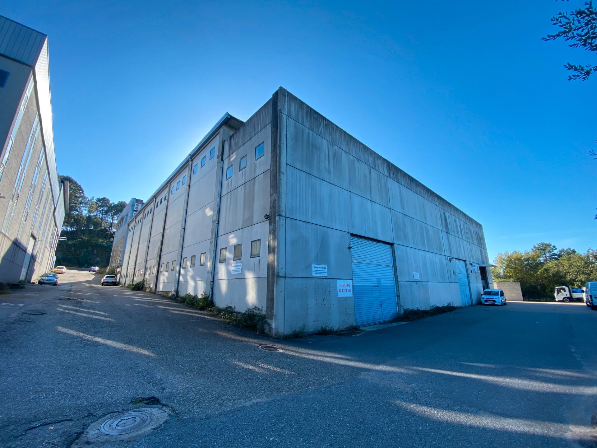 Vista exterior de Nau industrial en venda en Vigo 
